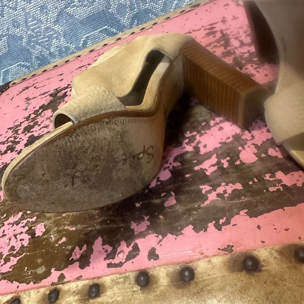 SPLENDID Tan leather “Jessa” heeled sandal sz 7.5